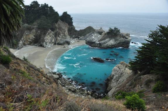 A belíssima praia de McWay Falls, no Big Sur, ao sul de Carmel, na costa da Califórnia, nos Estados Unidos
